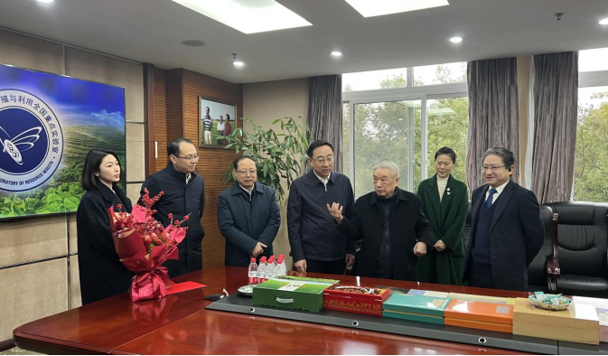 重庆市张安疆副市长慰问向仲怀院士并关心榴莲视频发展
